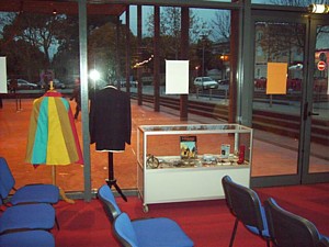 Les costumes et la vitrine.